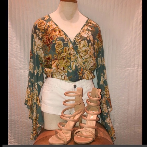 Bell sleeve floral crop top - Picture 1 of 8